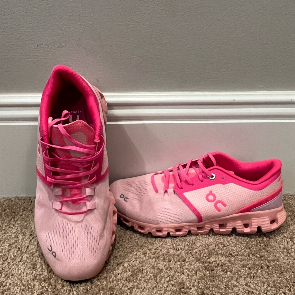 Size 8 OnCloud tennis shoes